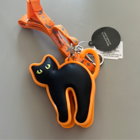 Bath & Body Works Accessories - NWT BATH & BODY WORKS Beautiful Halloween pocketbac holder led spooky cat